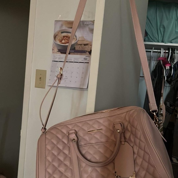 Woman’s Travel Duo - Picture 3 of 11